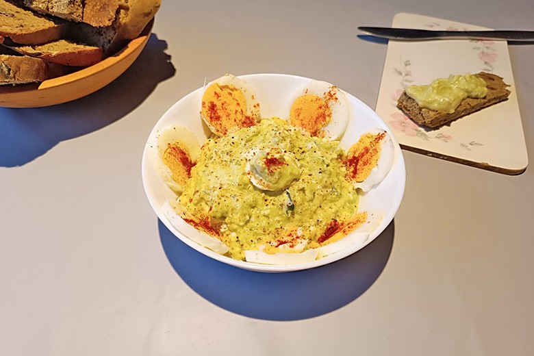 Avocado-Gurken-Aufstrich mit Ei