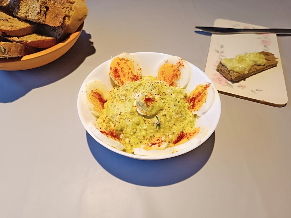 Avocado-Gurken-Aufstrich mit Ei