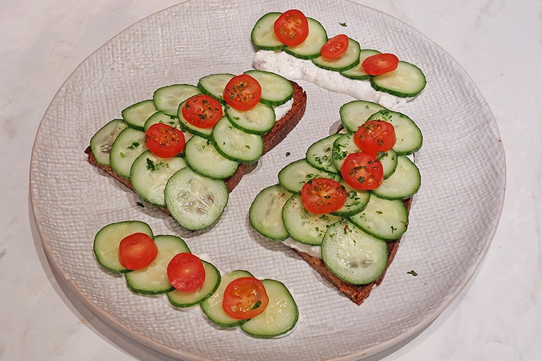 Bauernbrot mit Gurken nach griechischer Art