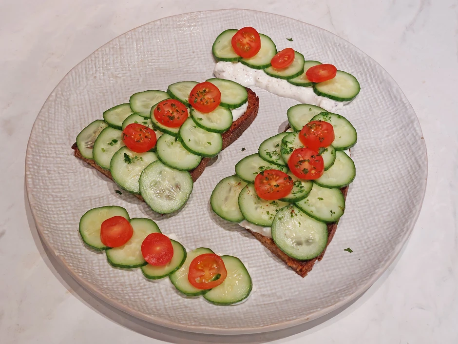 Bauernbrot mit Gurken nach griechischer Art