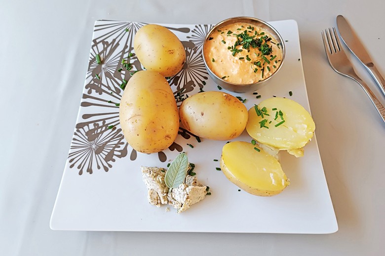 Heurige mit Gemüsetopfen und Salbeibutter