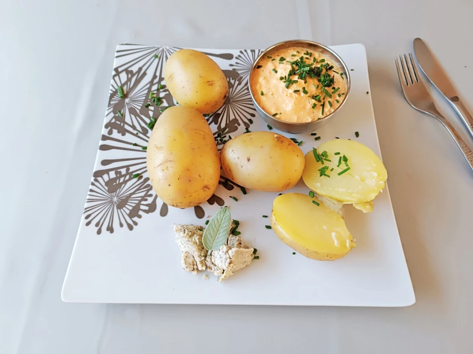 Heurige mit Gem&uuml;setopfen und Salbeibutter