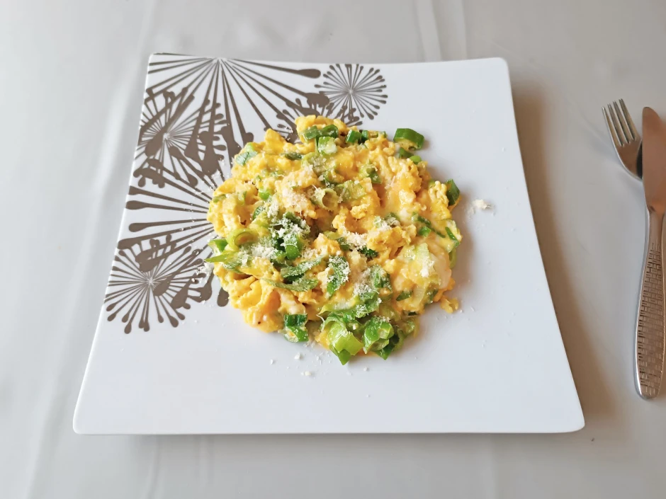 Eierspeis mit Jungzwiebel und Parmesan