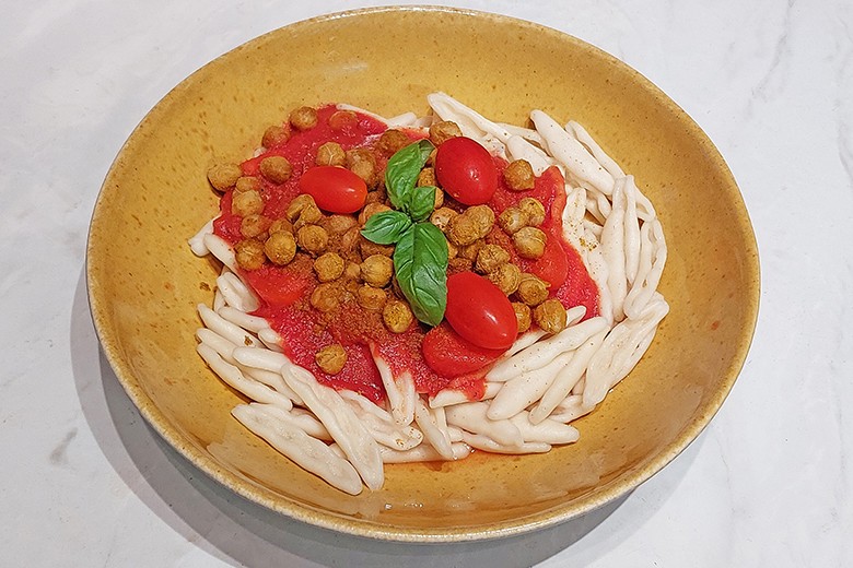 Pasta mit Cocktailtomaten und Kichererbsen