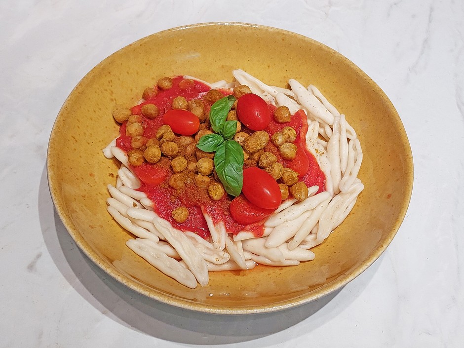 Pasta mit Cocktailtomaten und Kichererbsen