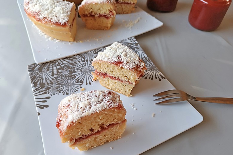 Kuchen mit Marmelade und Kokosette aus dem Camping-Backofen