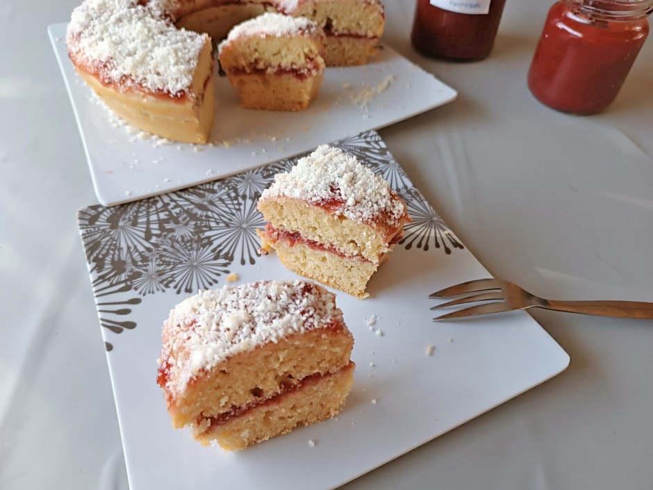 Kuchen mit Marmelade und Kokosette aus dem Camping-Backofen