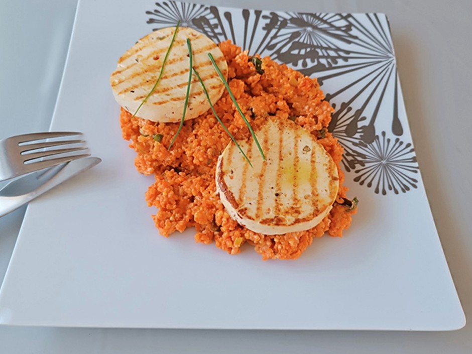 Bratkäse auf roter Hirse