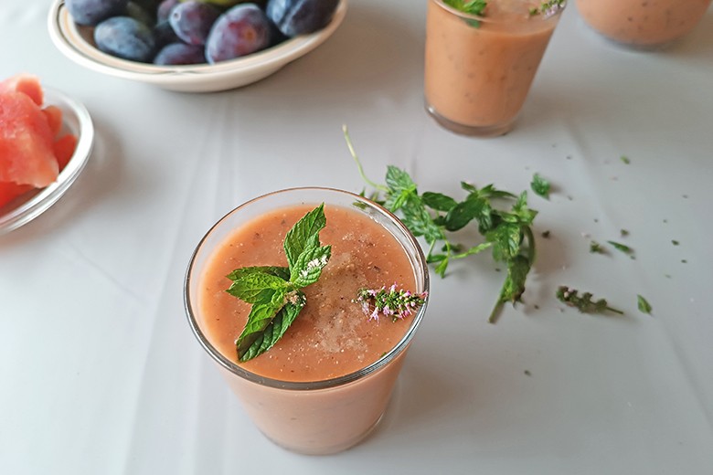 Smoothie mit Obst und Erdmandeln