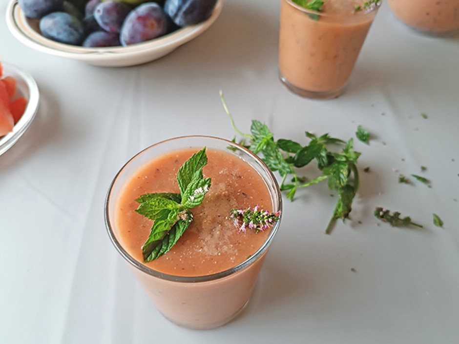 Smoothie mit Obst und Erdmandeln