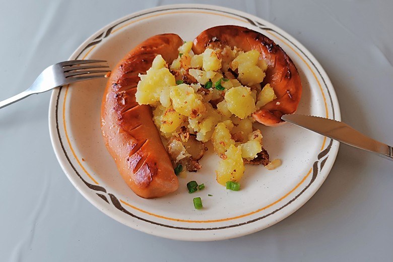 Gebratene Knacker mit Bratkartoffeln