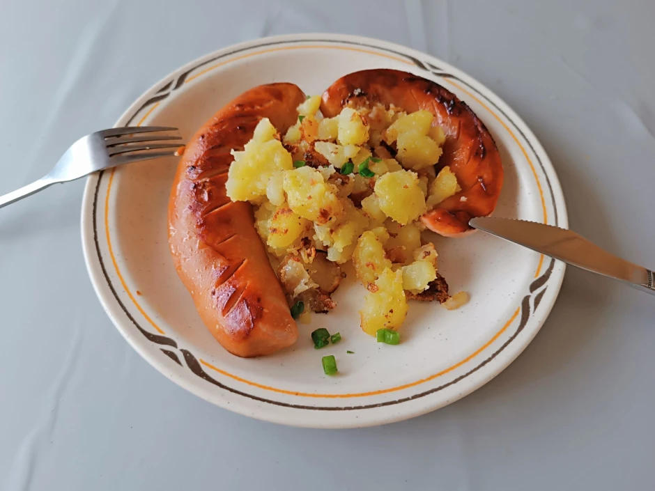 Gebratene Knacker mit Bratkartoffeln