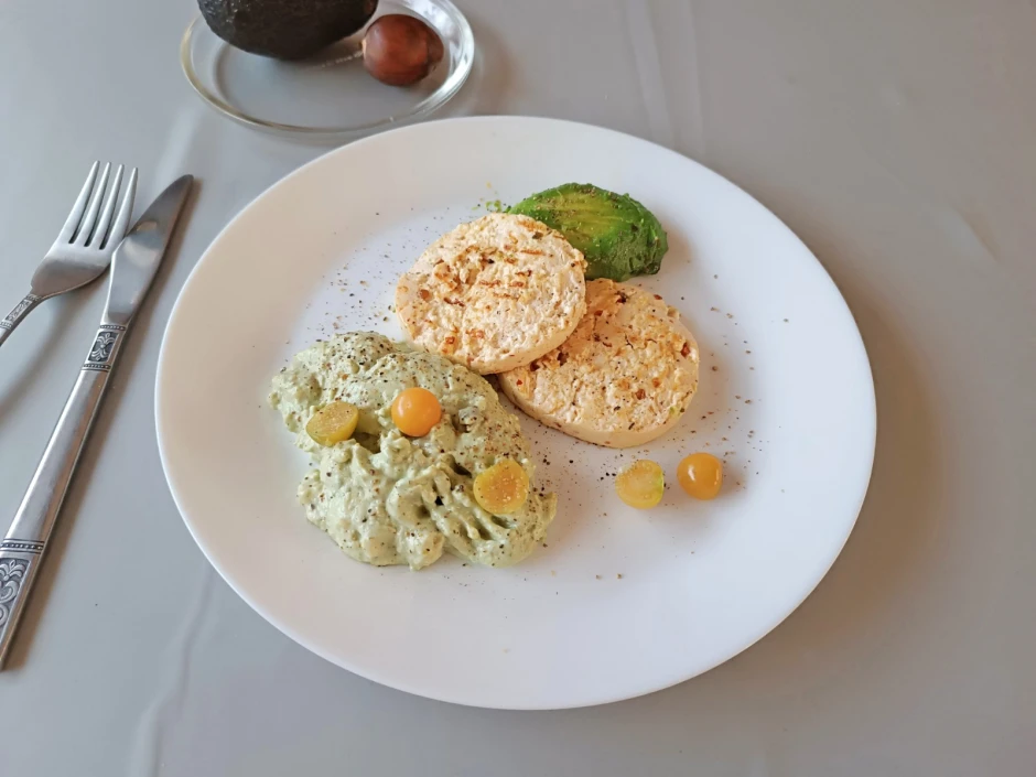 Bratk&auml;se mit Avocado