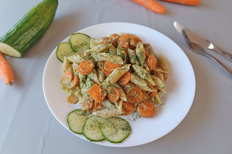 Penne mit Gurken und Karotten