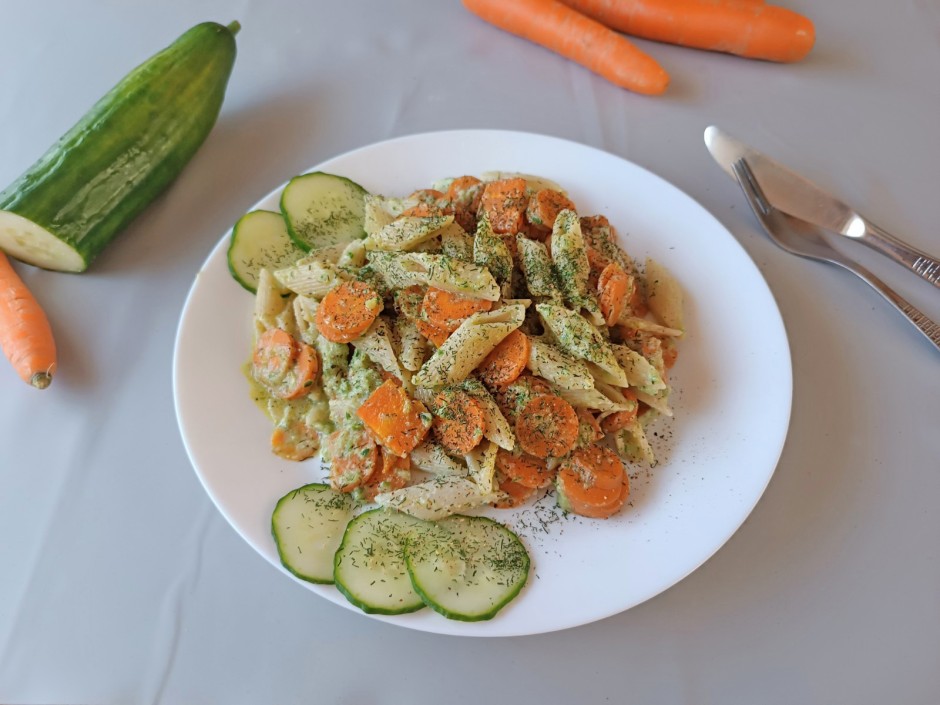 Penne mit Gurken und Karotten