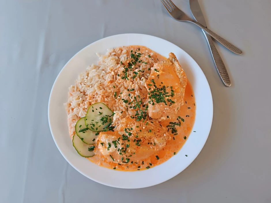 H&uuml;hnerbrustfilet in Paprikaso&szlig;e und Reis