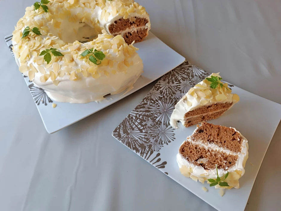 Kakao-Kuchen mit Topfencreme aus dem Camping-Backofen