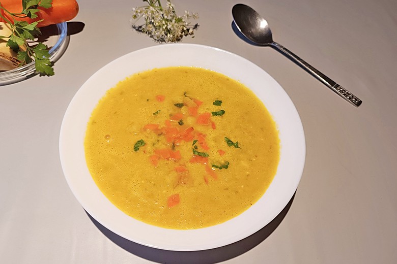Gemüsesuppe mit Wurzelwerk