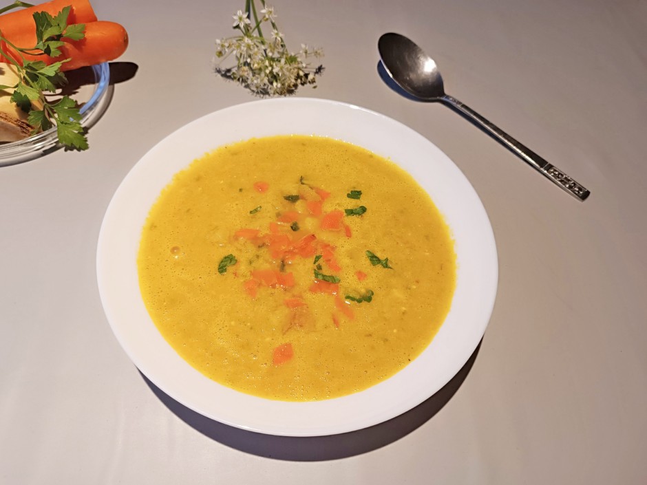 Gemüsesuppe mit Wurzelwerk