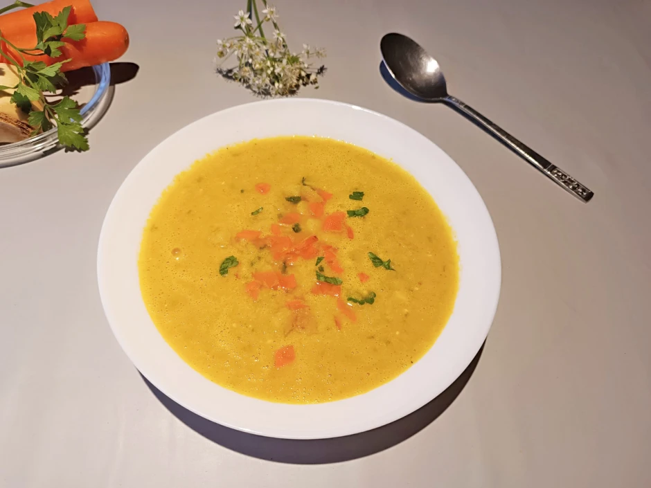 Gem&uuml;sesuppe mit Wurzelwerk
