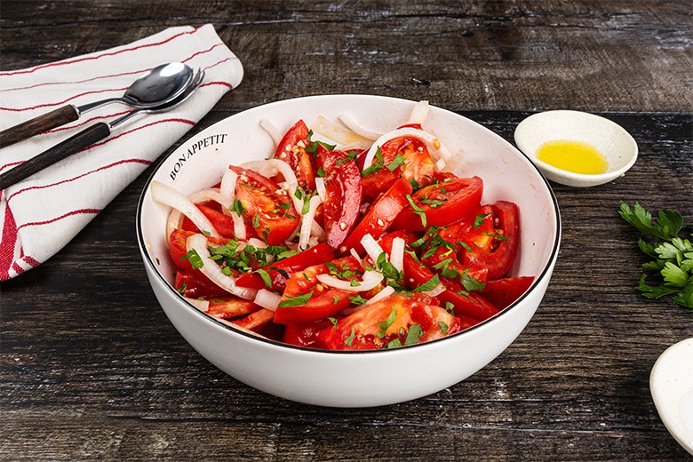 Tomatensalat mit Zwiebeln