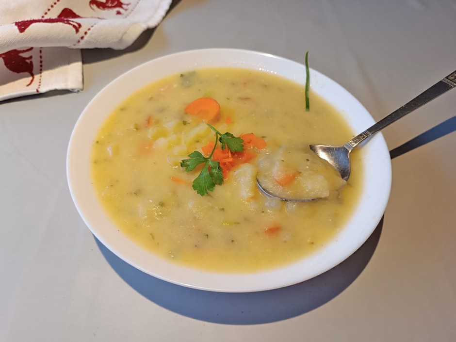 Erdäpfelsuppe mit Sauerrahm