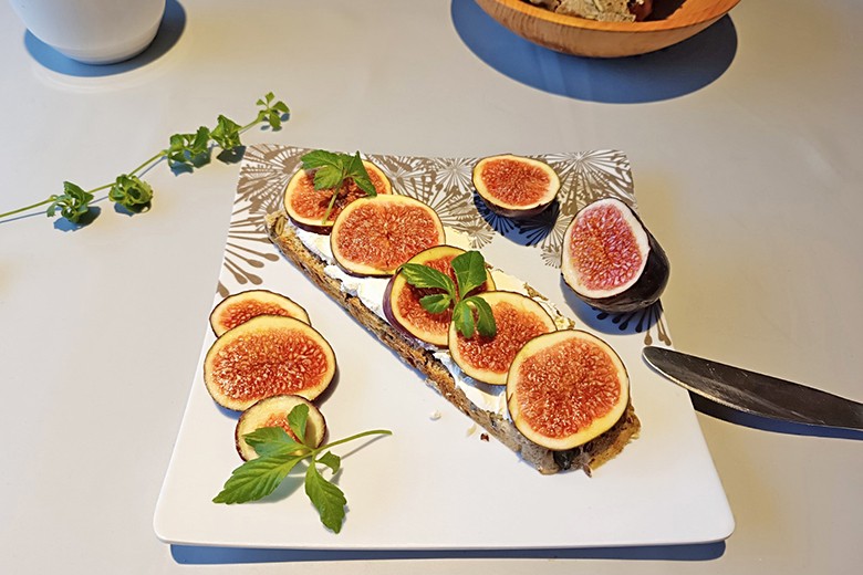Frischkäsebrot mit Feigen