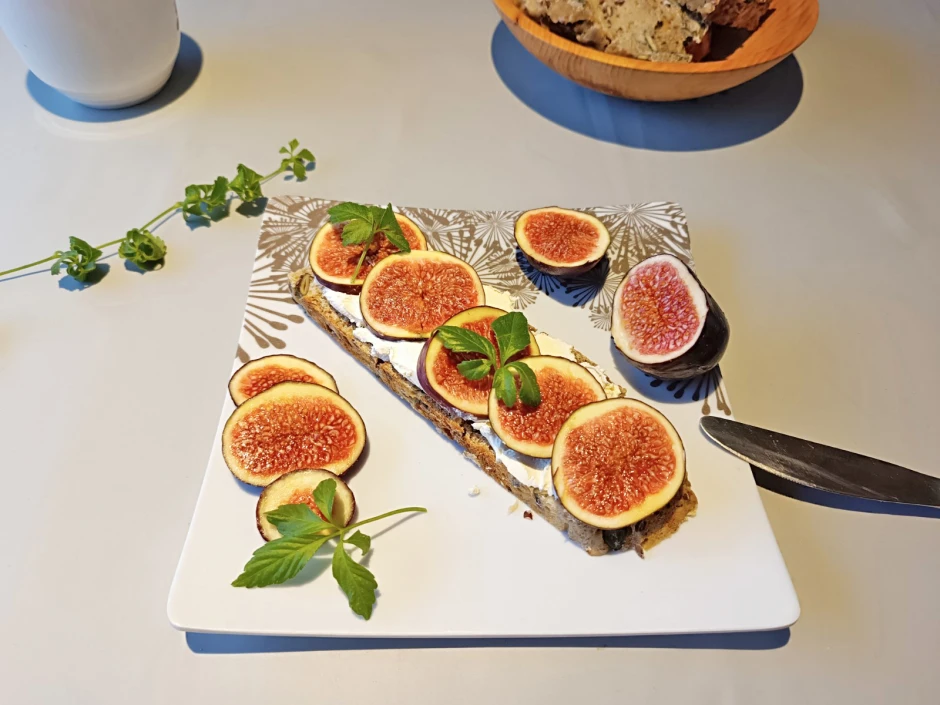 Frischkäsebrot mit Feigen