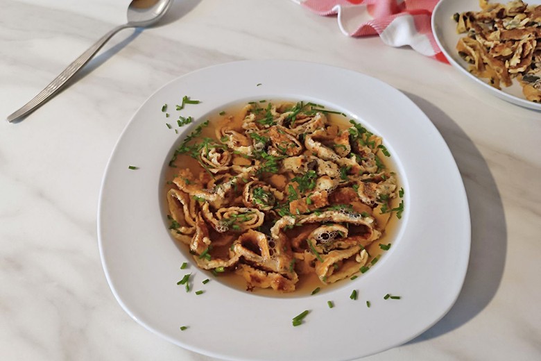 Klare Suppe mit Kürbiskern-Frittaten