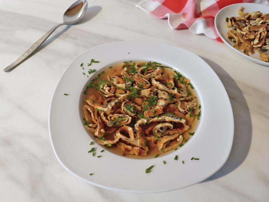 Klare Suppe mit Kürbiskern-Frittaten