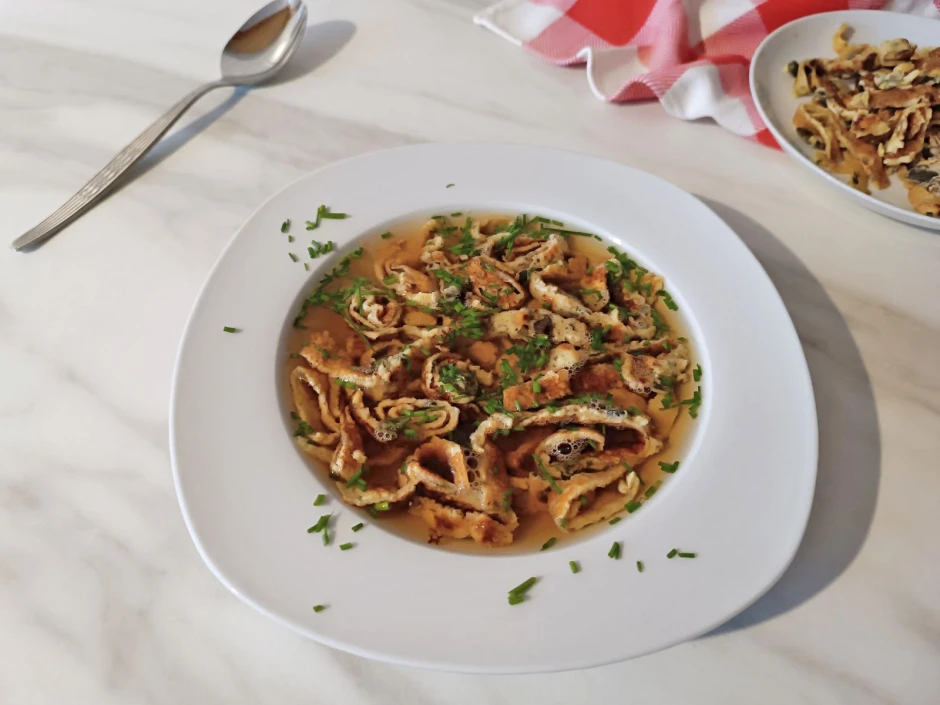 Klare Suppe mit K&uuml;rbiskern-Frittaten