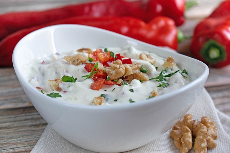 Joghurt-Dip mit Paprika und Walnüssen