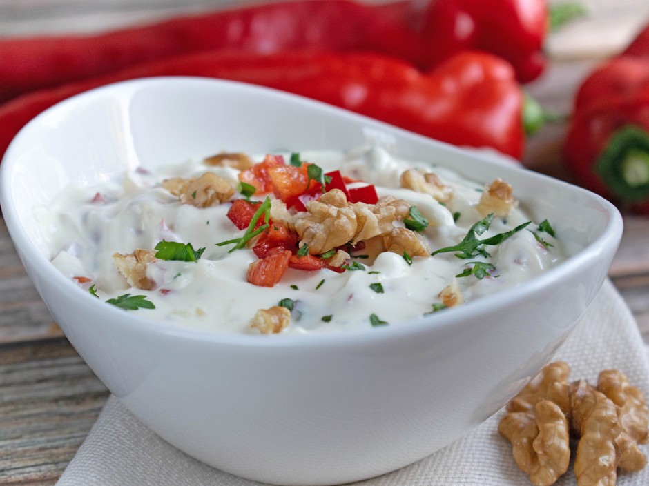 Joghurt-Dip mit Paprika und Walnüssen
