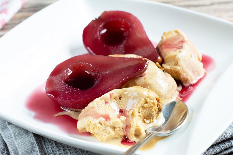 Pochierte Birnen mit Eis