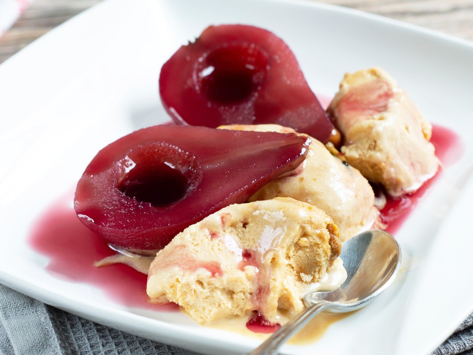 Pochierte Birnen mit Eis