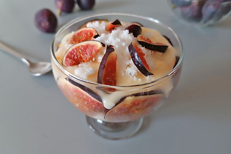Kokospudding mit Feigen