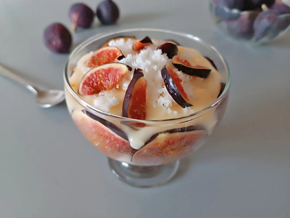 Kokospudding mit Feigen