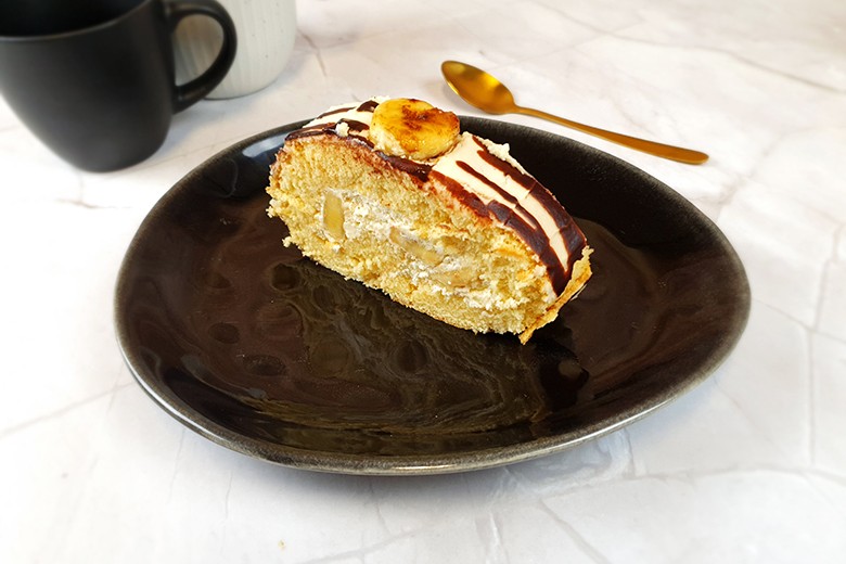 Biskuitroulade mit Banane