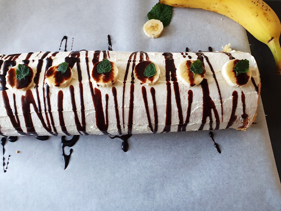 Biskuitroulade mit Banane