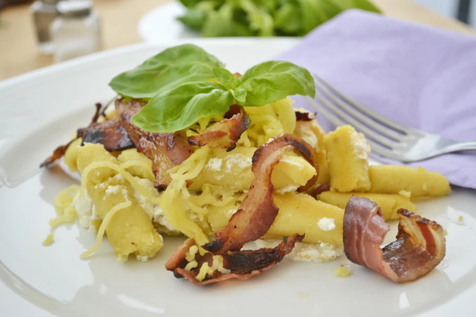 Wuzinudeln mit Speck und Topfen