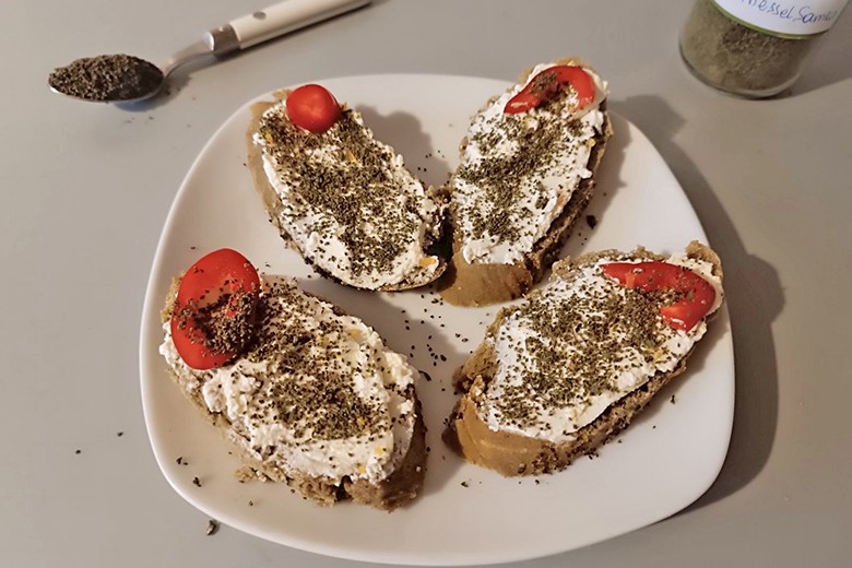 Frühstücksbrötchen mit Brennnesselsamen