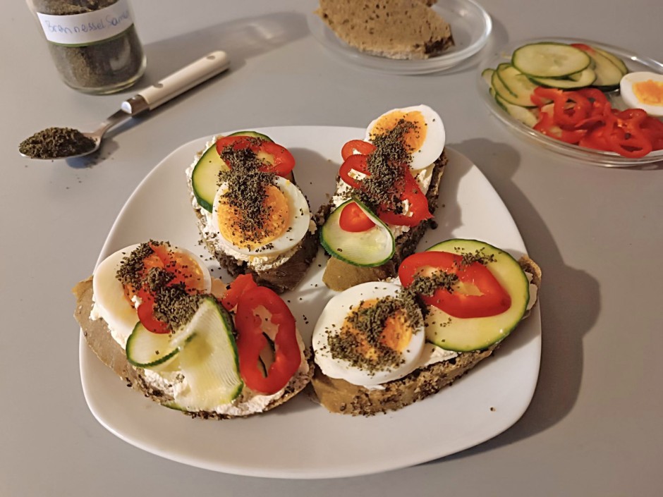 Frühstücksbrötchen mit Brennnesselsamen