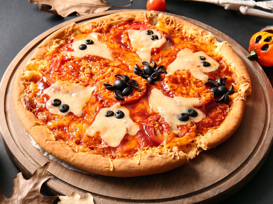 Halloween Pizza mit Mozzarella-Geistern