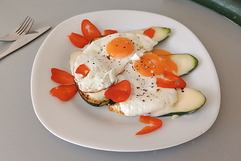 Zucchini mit Spiegeleier