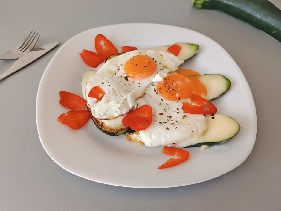 Zucchini mit Spiegeleier