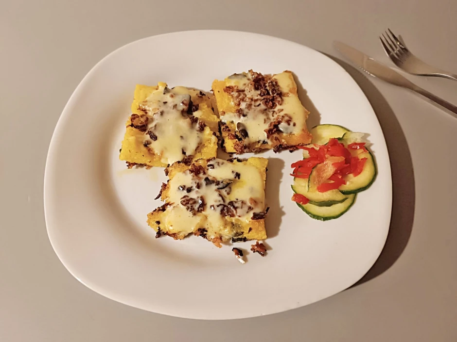 Polentaschnitten mit Käse