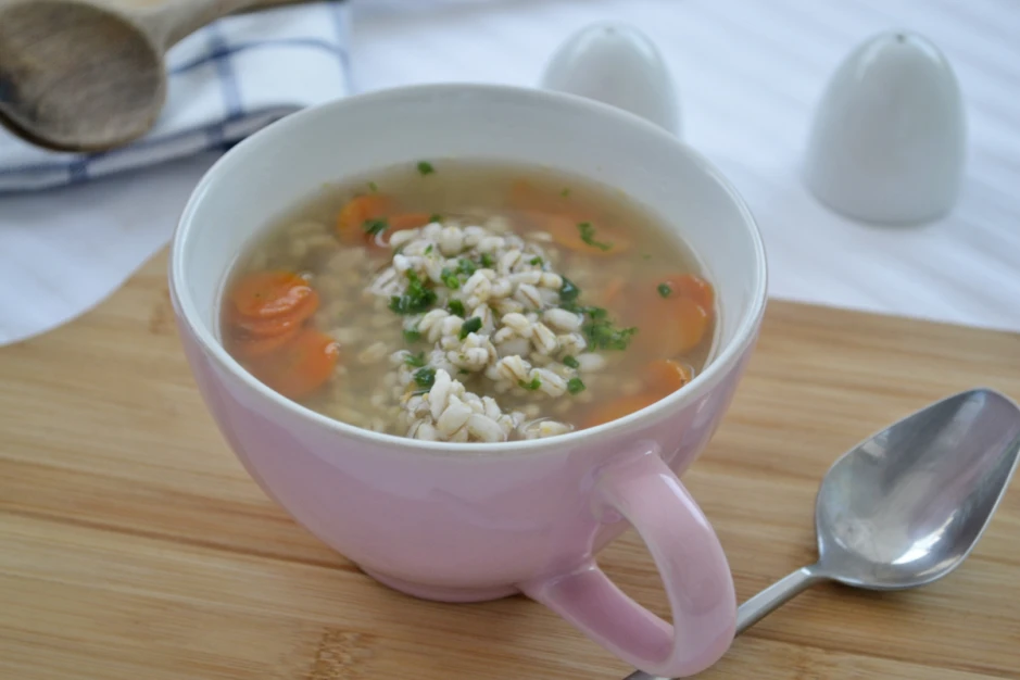 Klare Gem&uuml;sesuppe mit Rollgerstel
