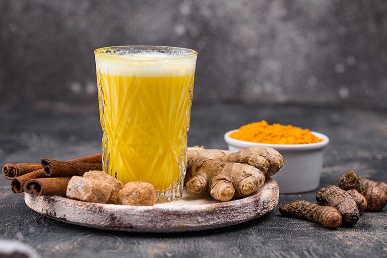 Goldene Milch mit Yacon-Sirup