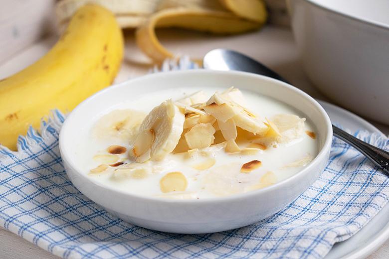 Bananen in Kokosmilch mit Mandelsplittern