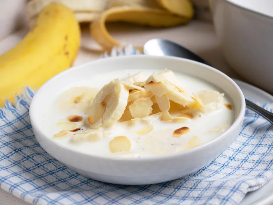 Bananen in Kokosmilch mit Mandelsplittern